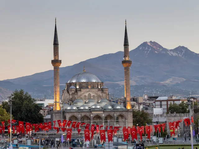 Kayseri ve karlı Erciyes Dağı